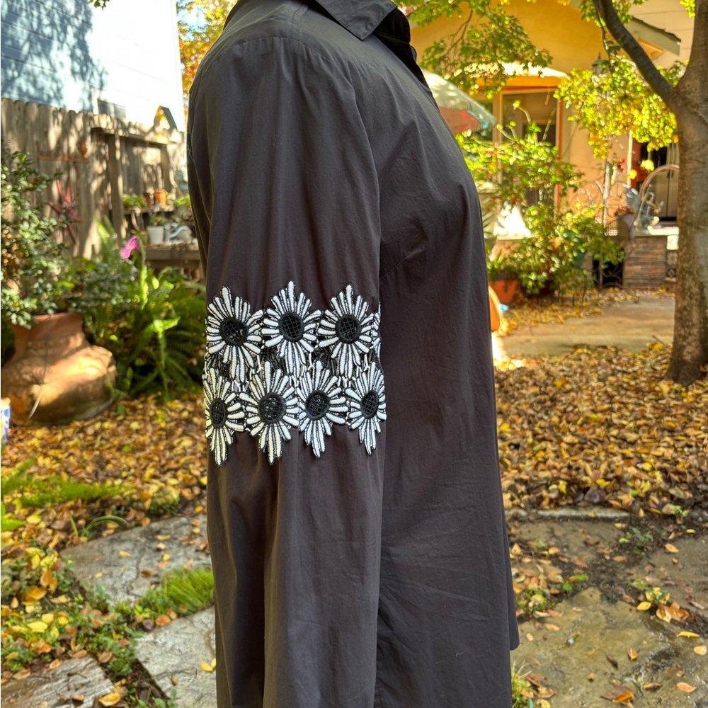 Cartise black tunic w/floral applique